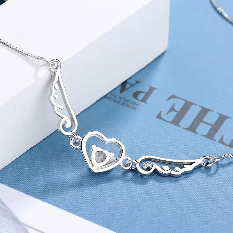 Srebrne skrzydło anioła z cyrkonią na obojczyku