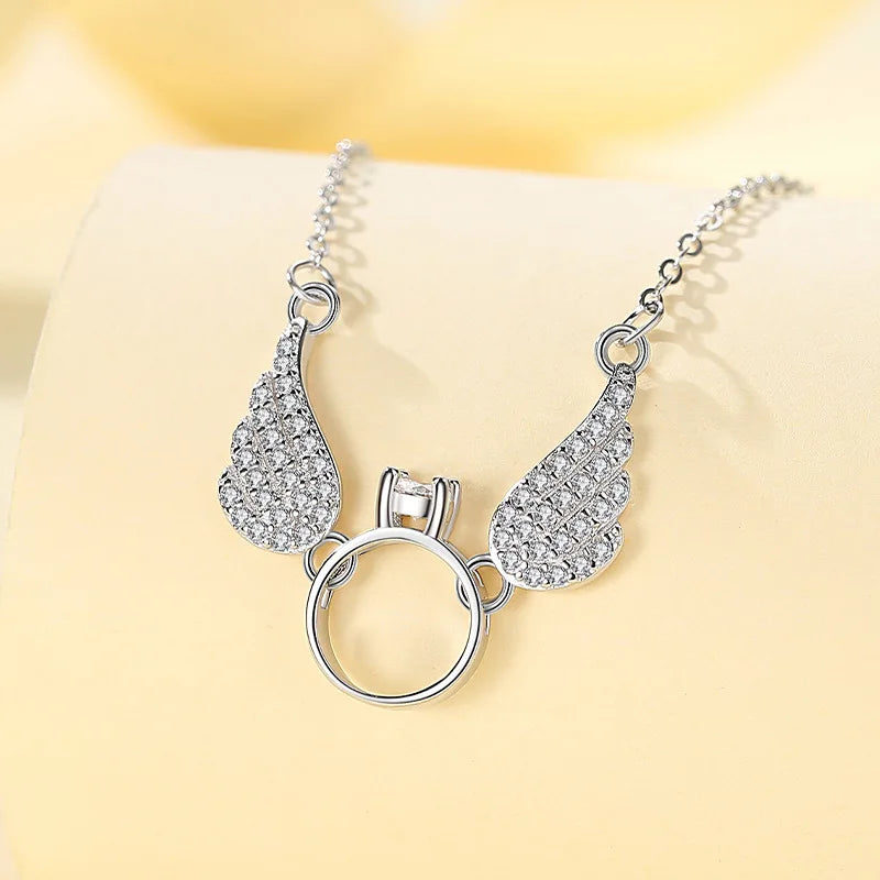 Skrzydła wysadzane diamentami i łańcuszek obojczykowy