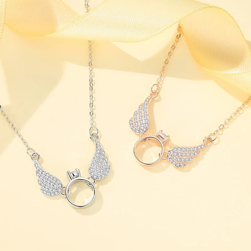 Skrzydła wysadzane diamentami i łańcuszek obojczykowy