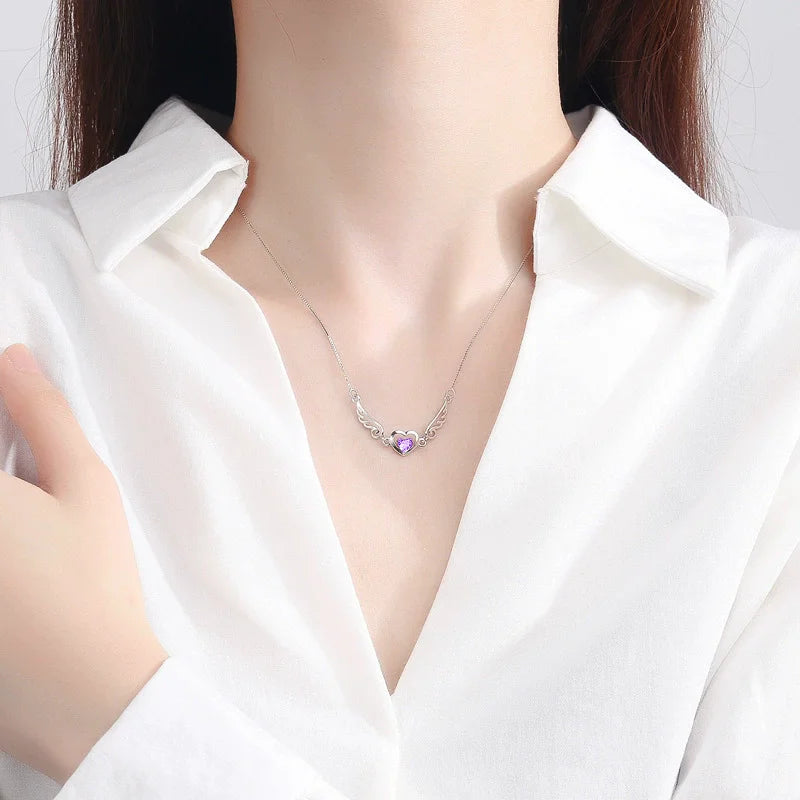 Srebrne skrzydło anioła z cyrkonią na obojczyku