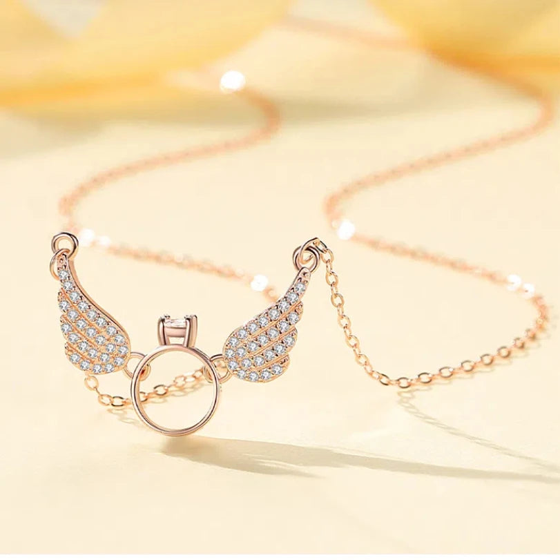 Skrzydła wysadzane diamentami i łańcuszek obojczykowy